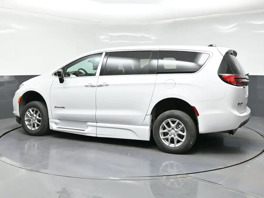 2026 Chrysler Pacifica Select's photo