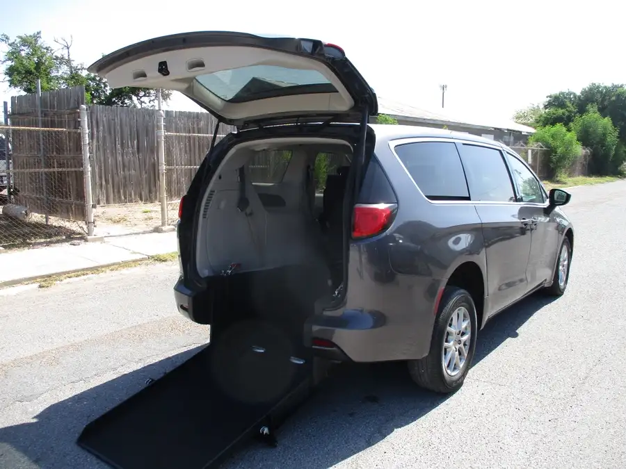 2022 Chrysler Voyager LX's photo