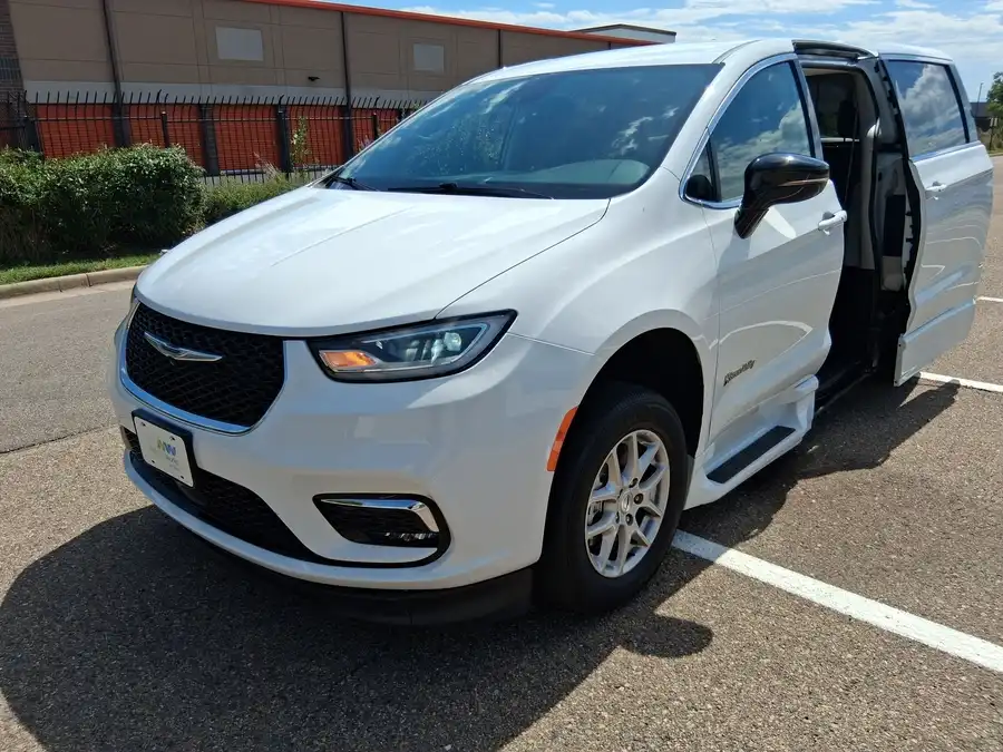 2024 Chrysler Pacifica Touring L's photo