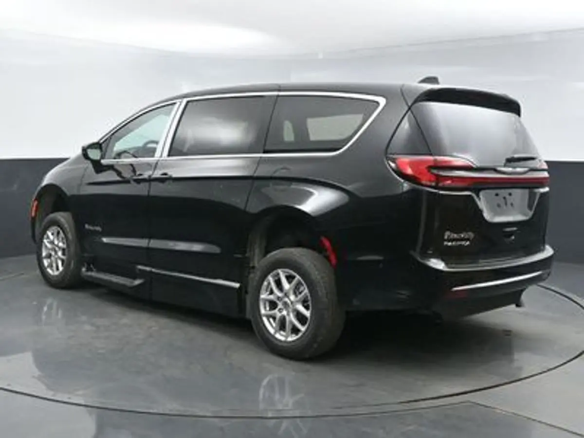 2025 Chrysler Pacifica Select photo 3
