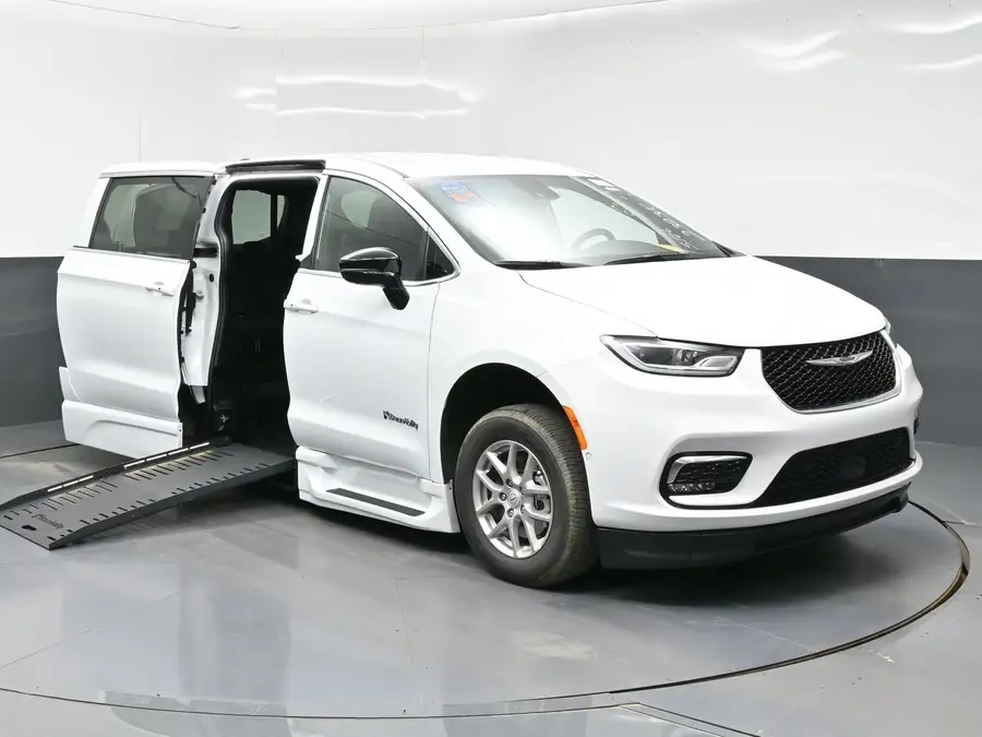 2026 Chrysler Pacifica Select photo 1