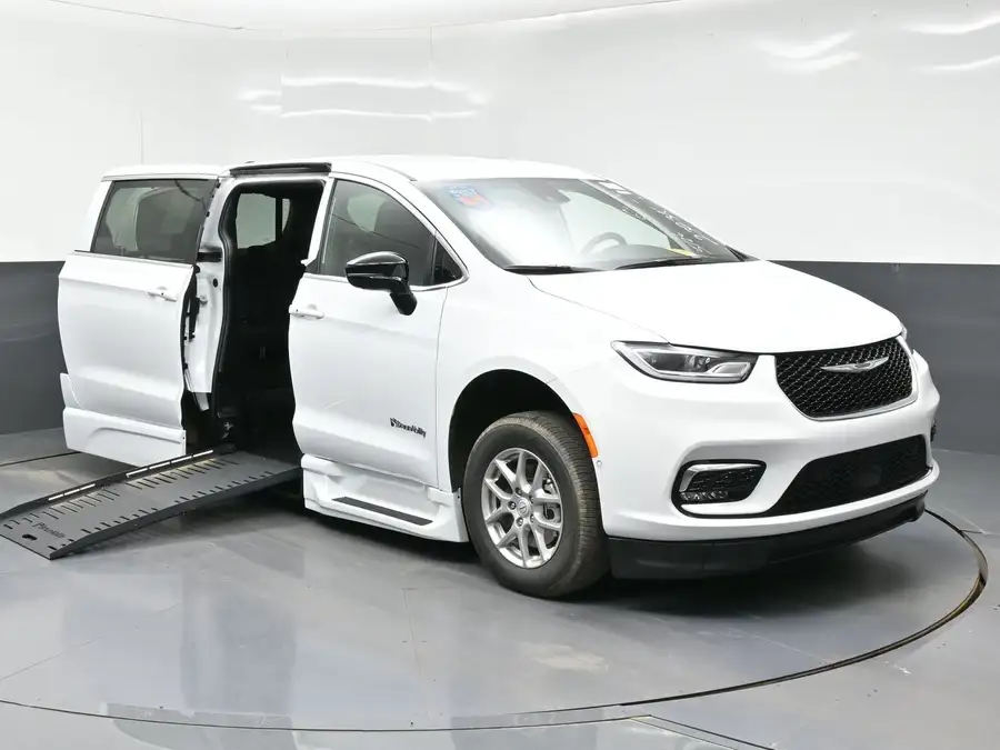 2026 Chrysler Pacifica Select's photo