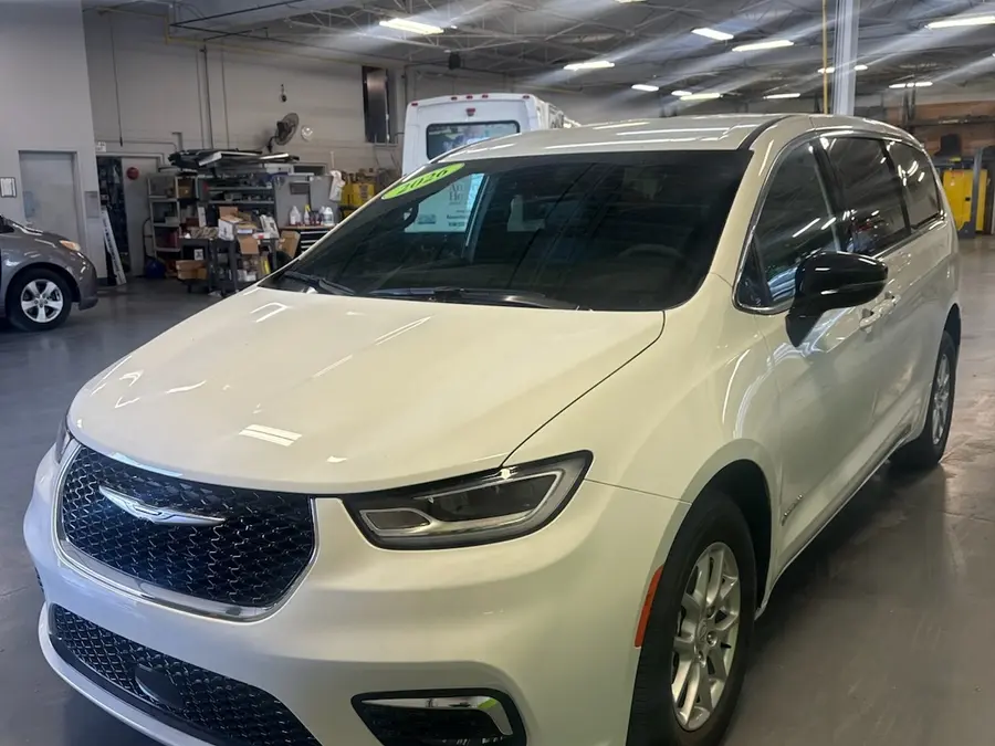2026 Chrysler Pacifica Select photo 4