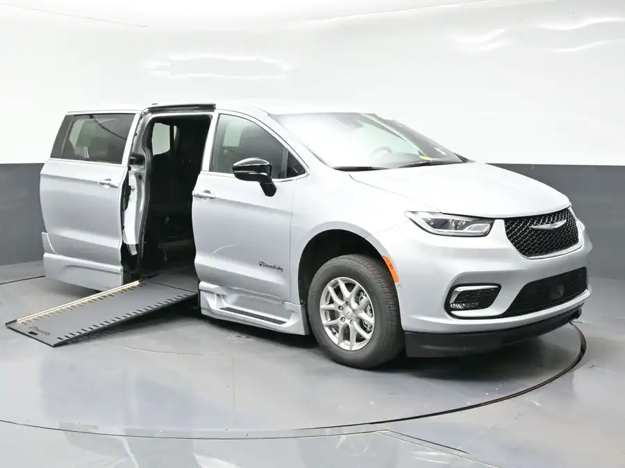 2026 Chrysler Pacifica Select's photo