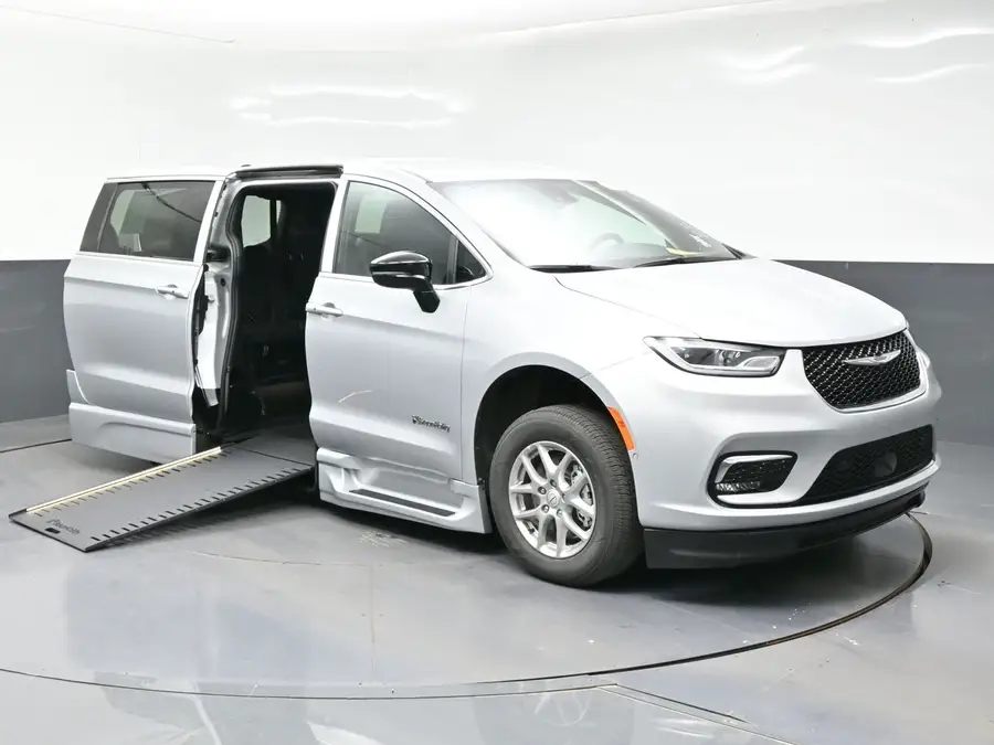 2026 Chrysler Pacifica Select photo 1