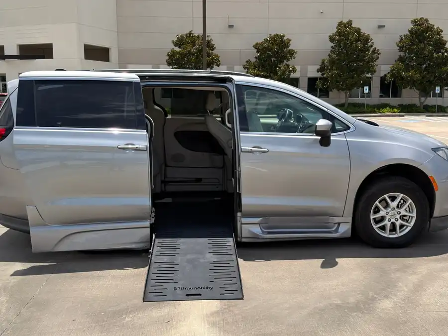 2021 Chrysler Voyager LXI's photo