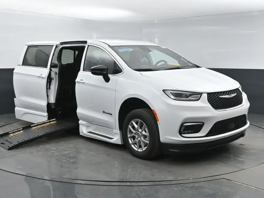 2026 Chrysler Pacifica Select photo 1