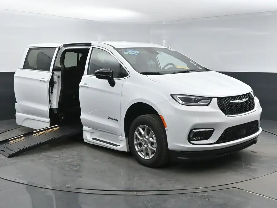 2026 Chrysler Pacifica Select's photo