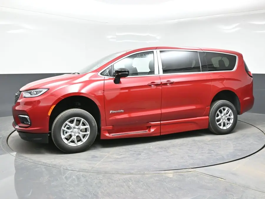 2026 Chrysler Pacifica Select photo 3
