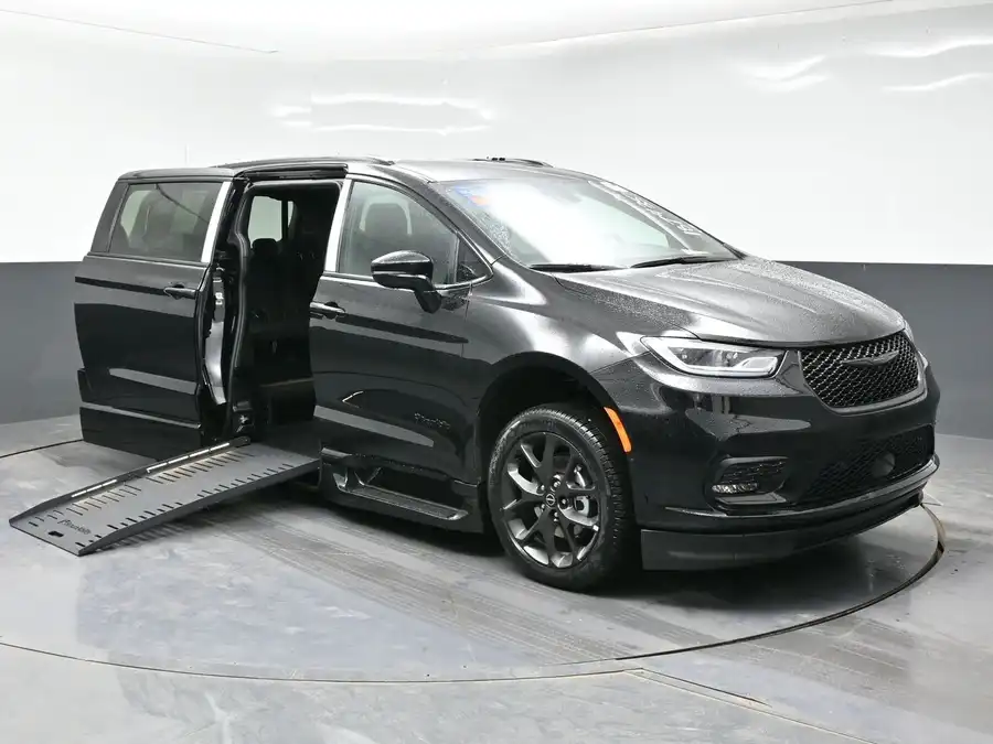 2026 Chrysler Pacifica Select's photo