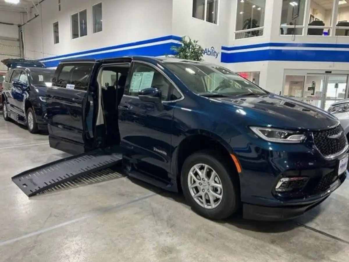 2023 Chrysler Pacifica Touring L's photo