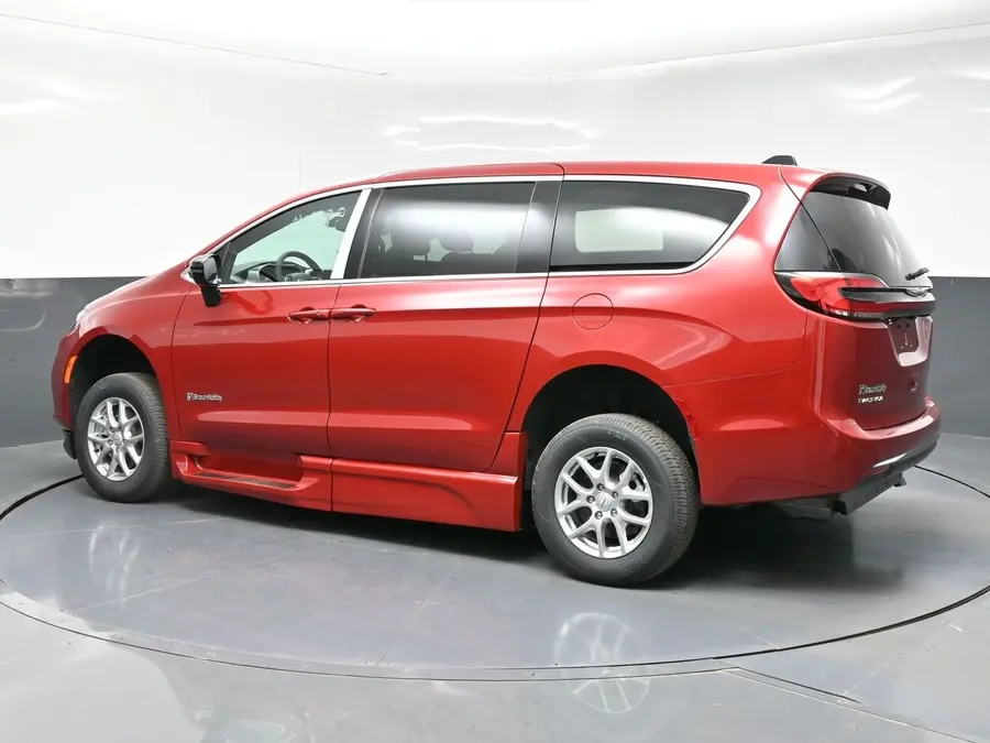 2026 Chrysler Pacifica Select photo 4