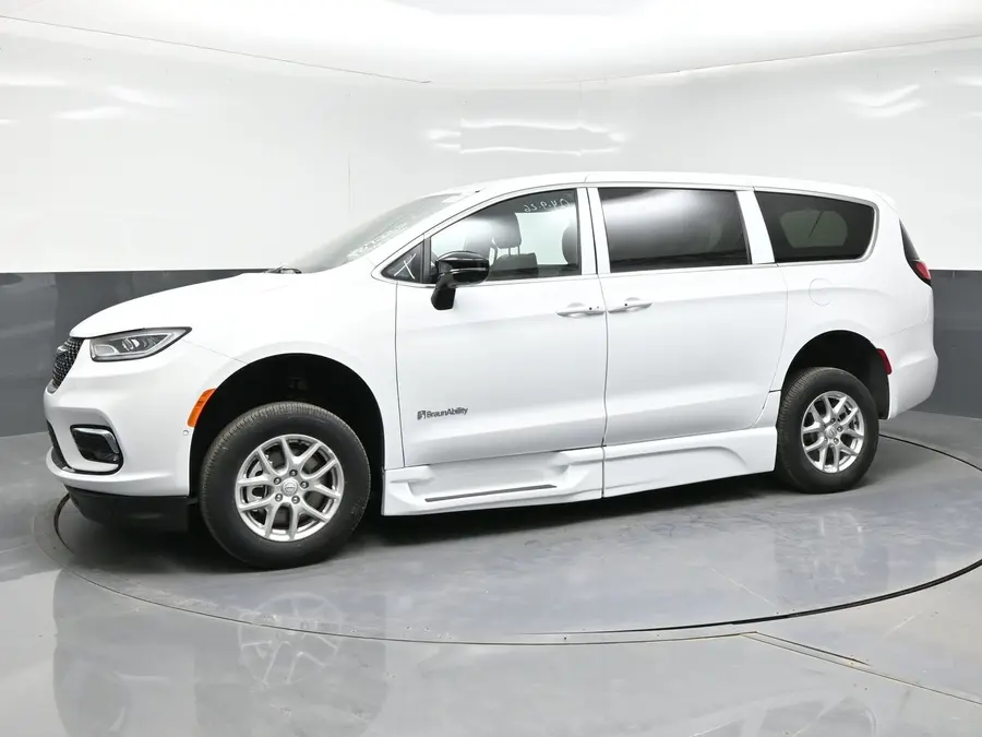 2026 Chrysler Pacifica Select photo 3