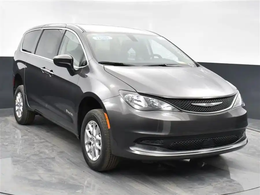2023 Chrysler Voyager LX's photo