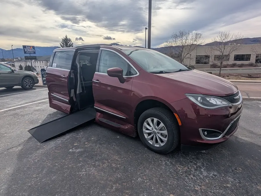 2017 Chrysler Pacifica Touring-L photo 4