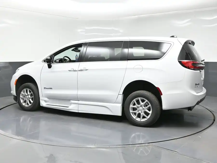 2026 Chrysler Pacifica Select's photo
