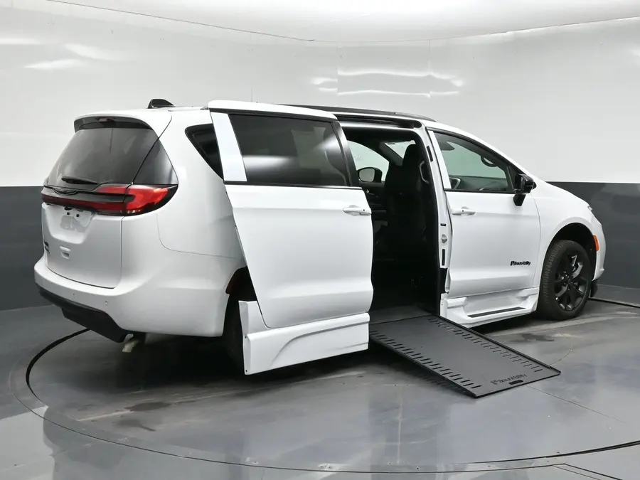 2026 Chrysler Pacifica Select photo 5