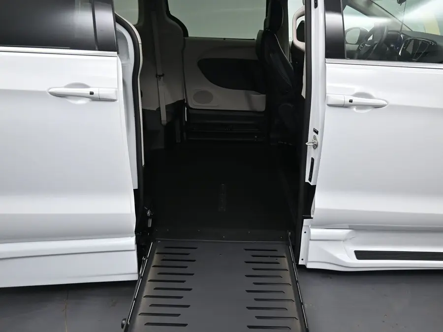 2023 Chrysler Pacifica Touring L photo 5