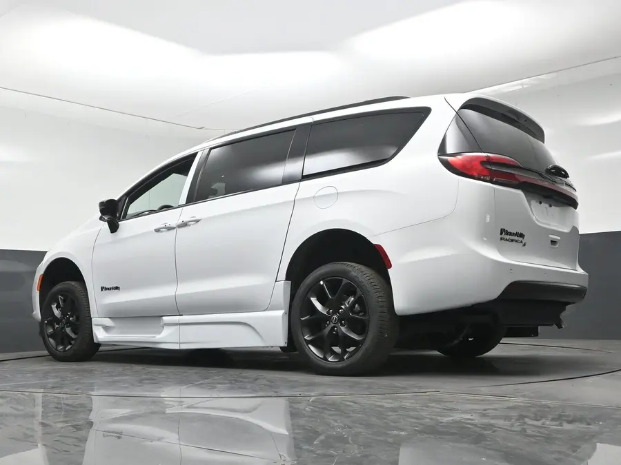 2026 Chrysler Pacifica Select photo 4