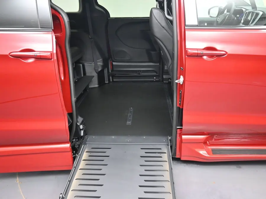 2027 Chrysler Pacifica Select photo 3