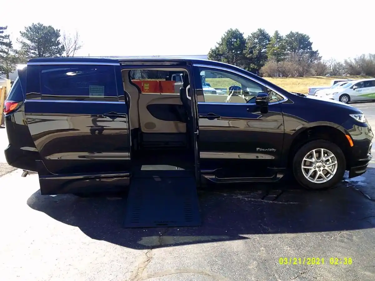 2024 Chrysler Pacifica Touring L's photo