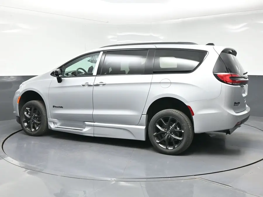 2026 Chrysler Pacifica Select photo 4