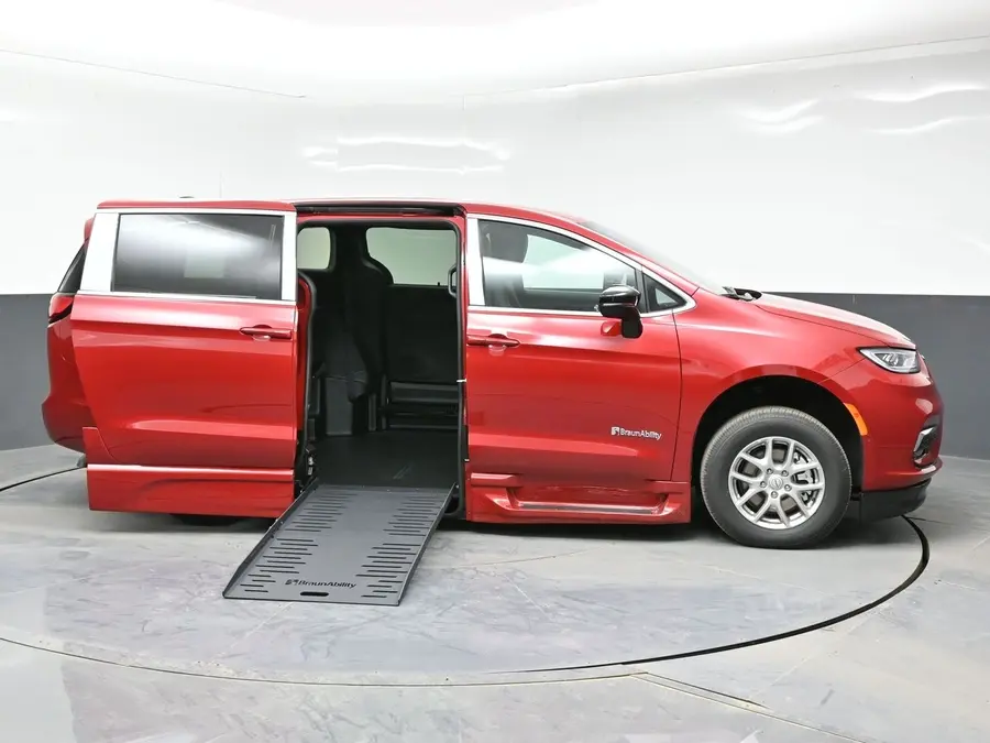 2026 Chrysler Pacifica Select photo 3