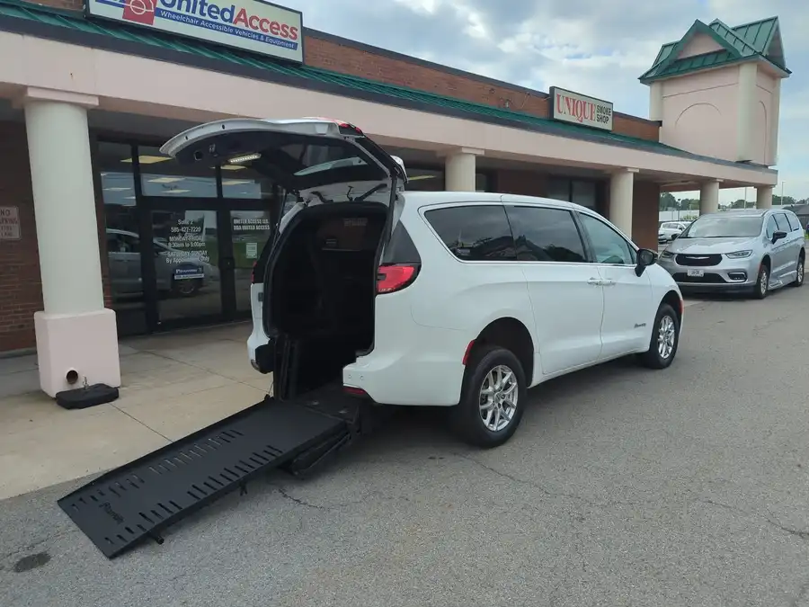 2024 Chrysler Pacifica Touring's photo