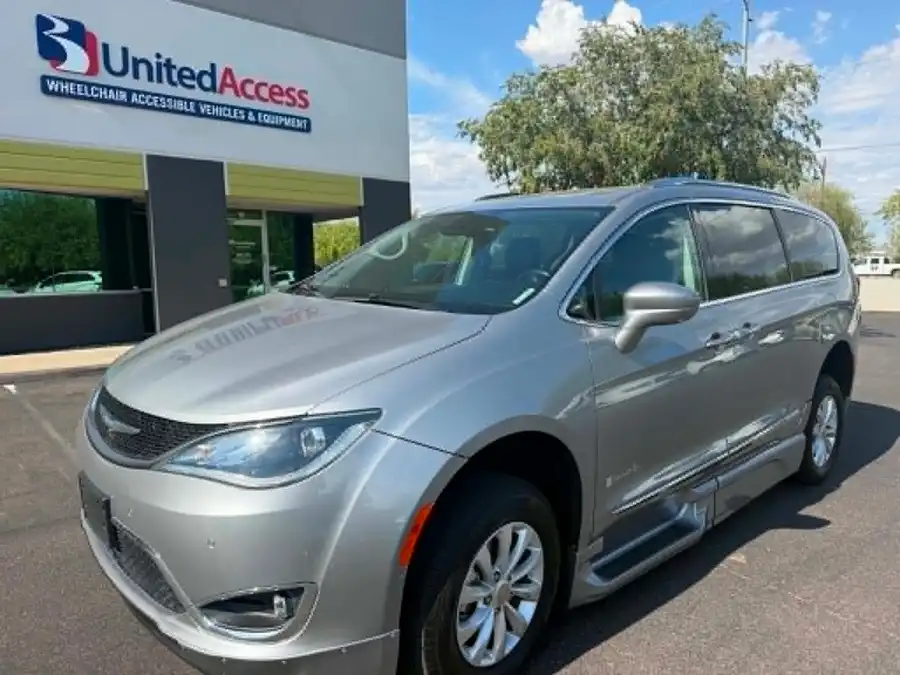 2018 Chrysler Pacifica Touring L Plus's photo