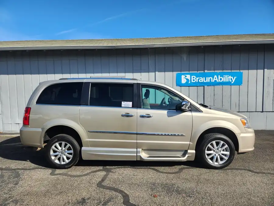 2015 Chrysler Town & Country Limited Platinum's photo