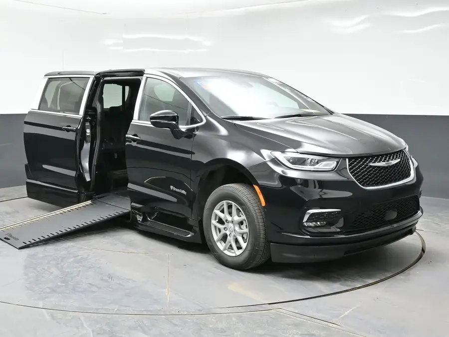 2026 Chrysler Pacifica Select photo 1