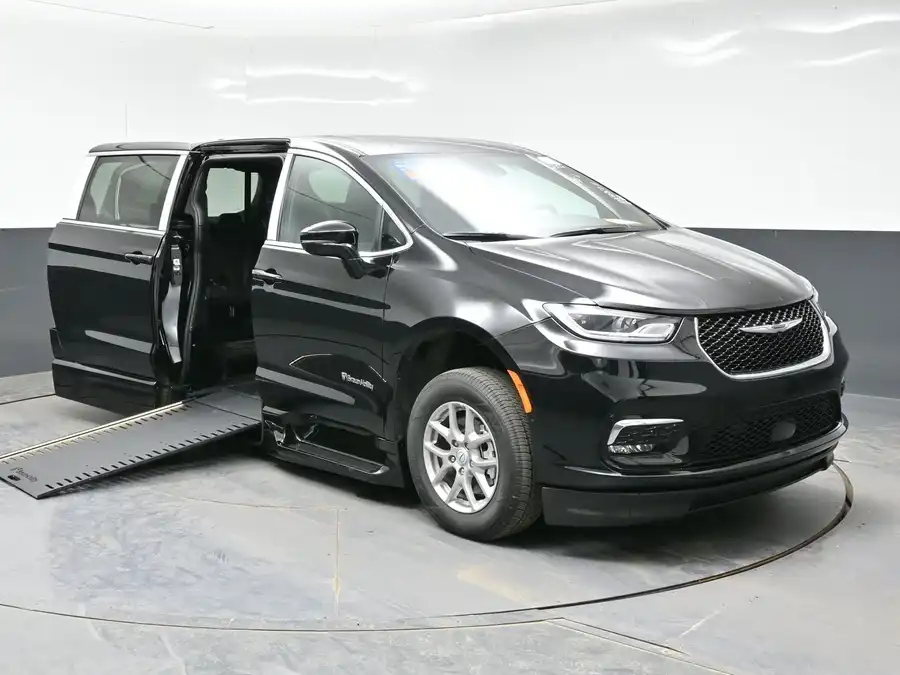 2026 Chrysler Pacifica Select's photo