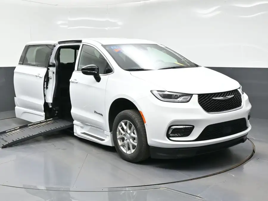 2026 Chrysler Pacifica Select's photo