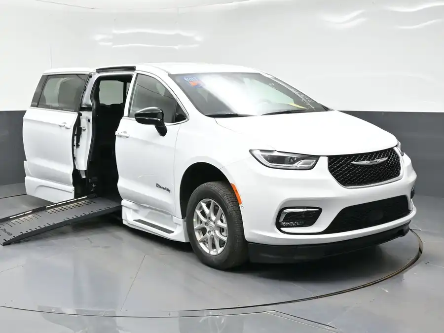 2026 Chrysler Pacifica Select's photo