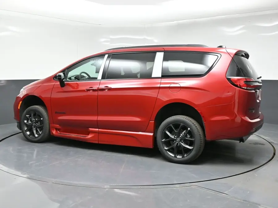 2026 Chrysler Pacifica Select photo 4