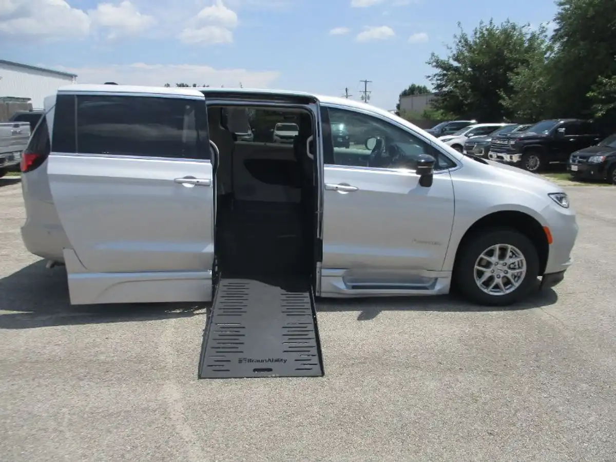 2024 Chrysler Pacifica Touring L's photo