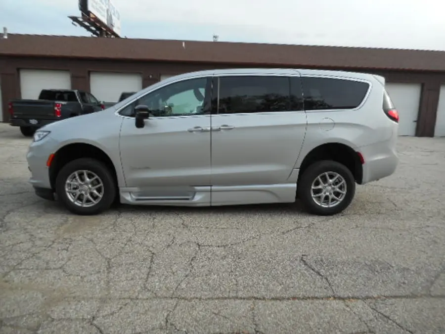 2026 Chrysler Pacifica Select photo 3