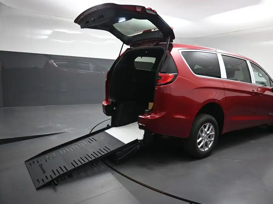 2026 Chrysler Pacifica Select's photo