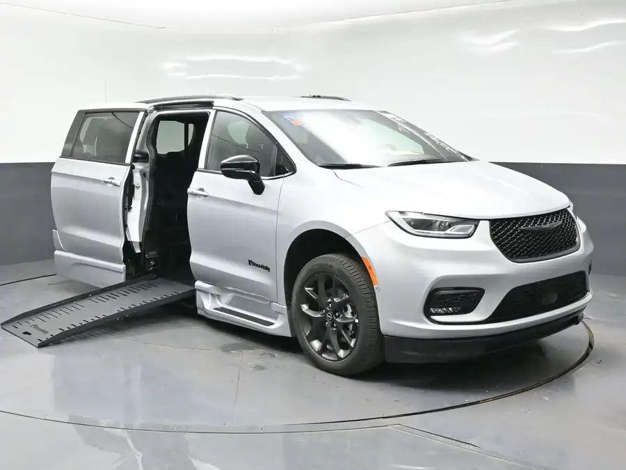 2026 Chrysler Pacifica Select's photo