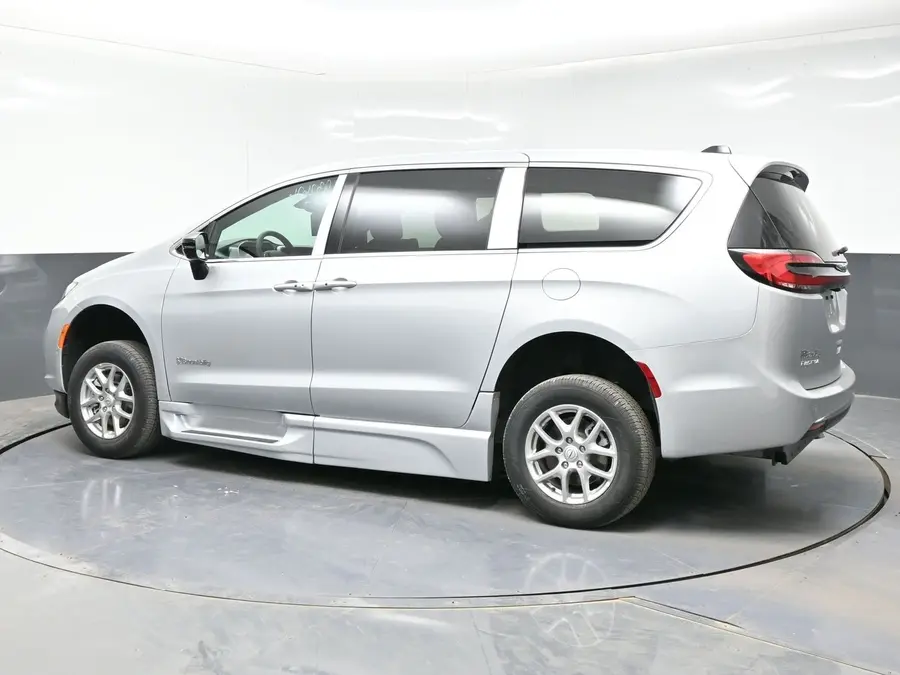 2026 Chrysler Pacifica Select photo 4