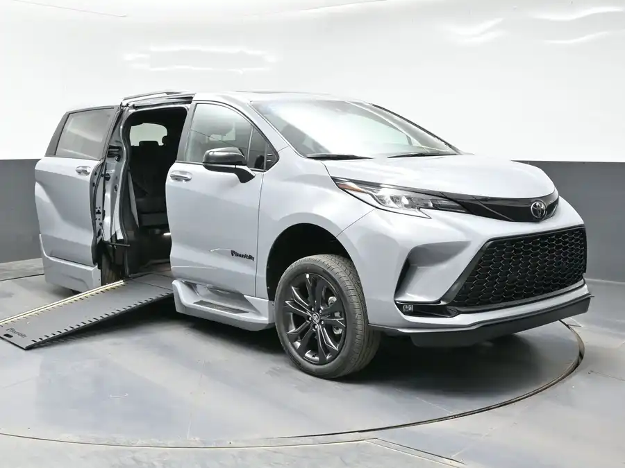 2026 Toyota Sienna XSE 7-Passenger Hybrid FWD's photo