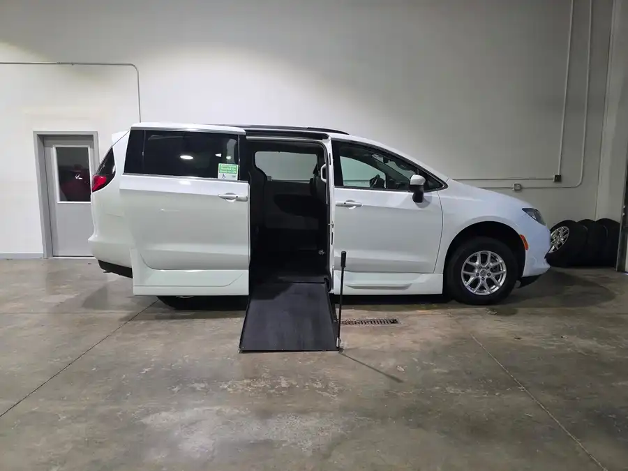 2020 Chrysler Voyager LXI's photo