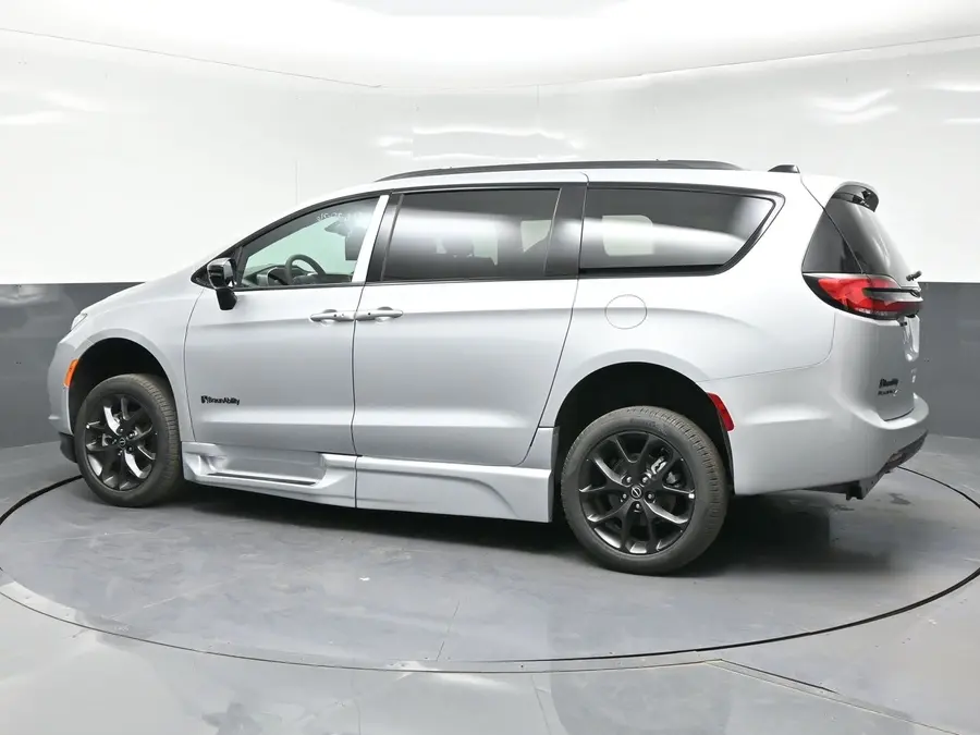 2026 Chrysler Pacifica Select photo 4