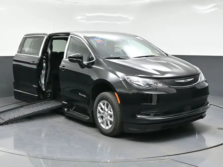 2026 Chrysler Voyager LX's photo