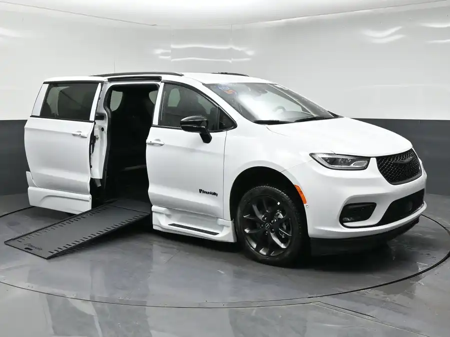 2026 Chrysler Pacifica Select's photo