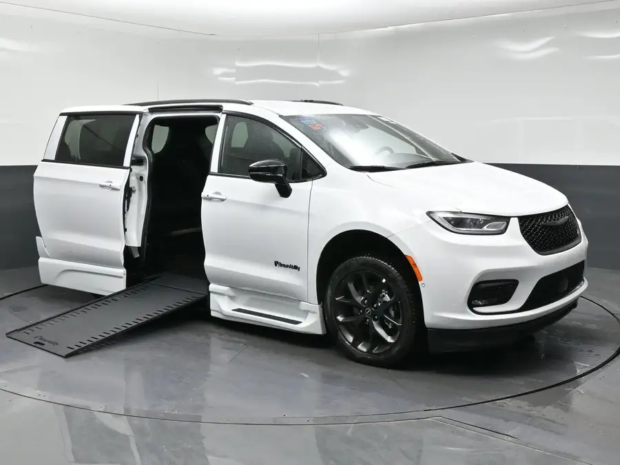 2026 Chrysler Pacifica Select photo 1