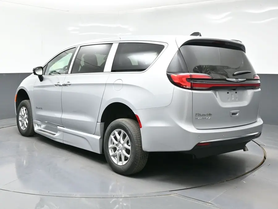 2026 Chrysler Pacifica Select photo 5
