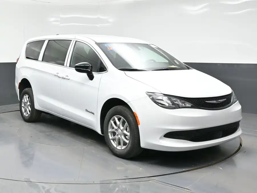 2026 Chrysler Voyager LX's photo