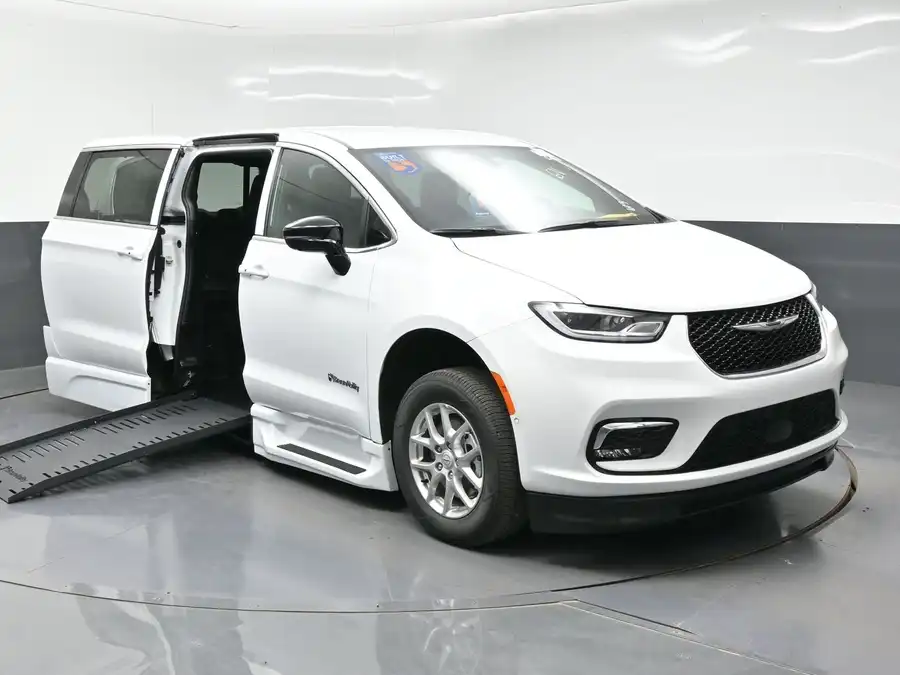 2026 Chrysler Pacifica Select's photo