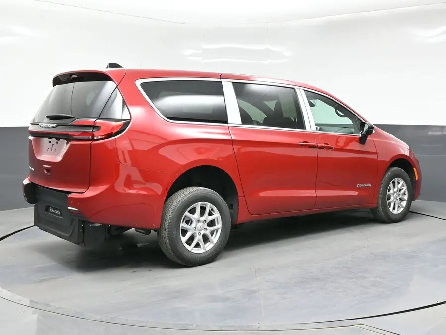 2026 Chrysler Pacifica Select photo 4